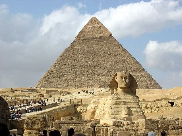 ギザの大スフィンクスとカフラー王のピラミッド